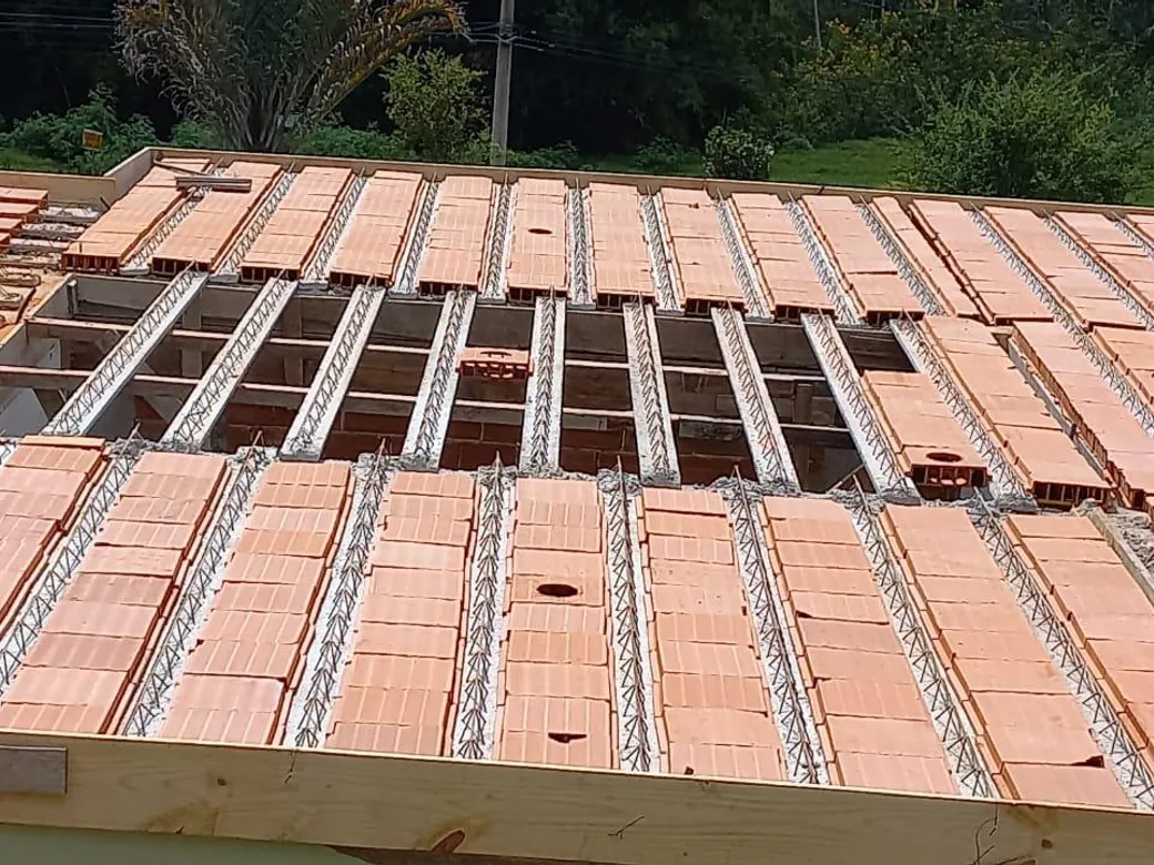 Laje treliçada com blocos cerâmicos sendo montada em obra